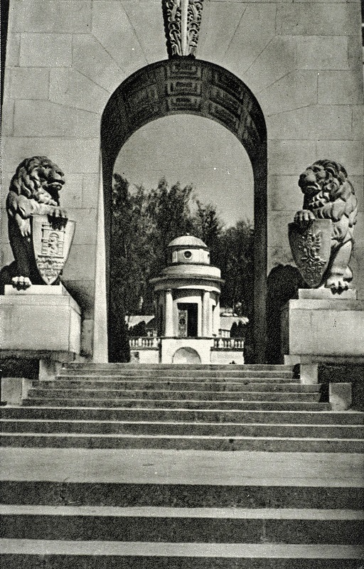 Fragment Pomnika Chwały, ok. 1930 r., pocztówka, fot. nieznany