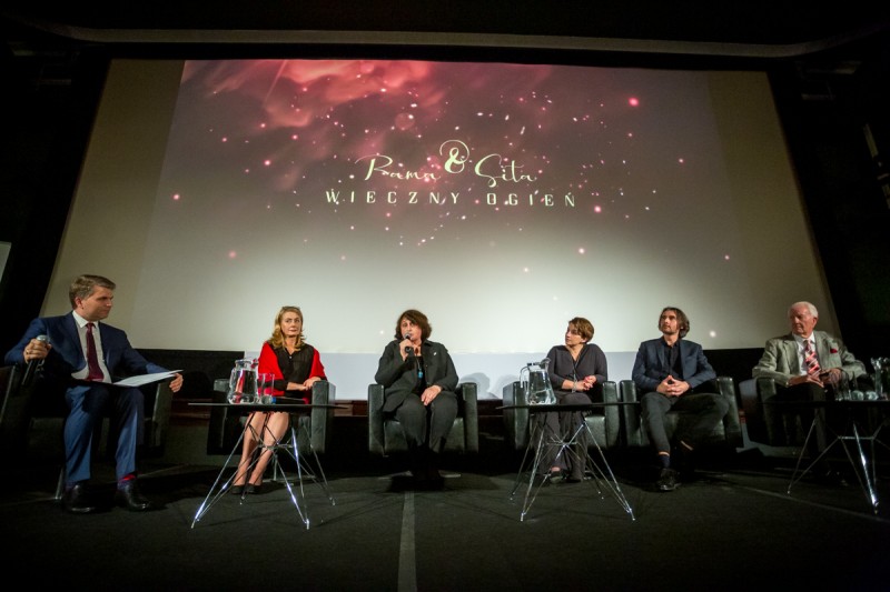 premiera-filmu-wieczny-ogien-od-lewej-marek-zajac-agnieszka-kasprzak-dyrektor-instytutu-polonika-dorota-janiszewska-jakubiak-magdalena-gutowska-rez-piotr-janowczyk-gosc-andrew-norblin-