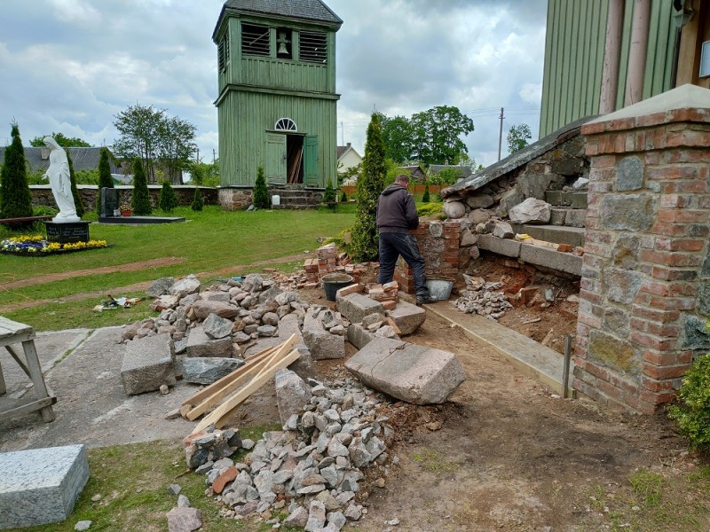 Kościół św. Kazimierza w Powiewiórce - widok na dzwonnicę i remont schodów wejściowych