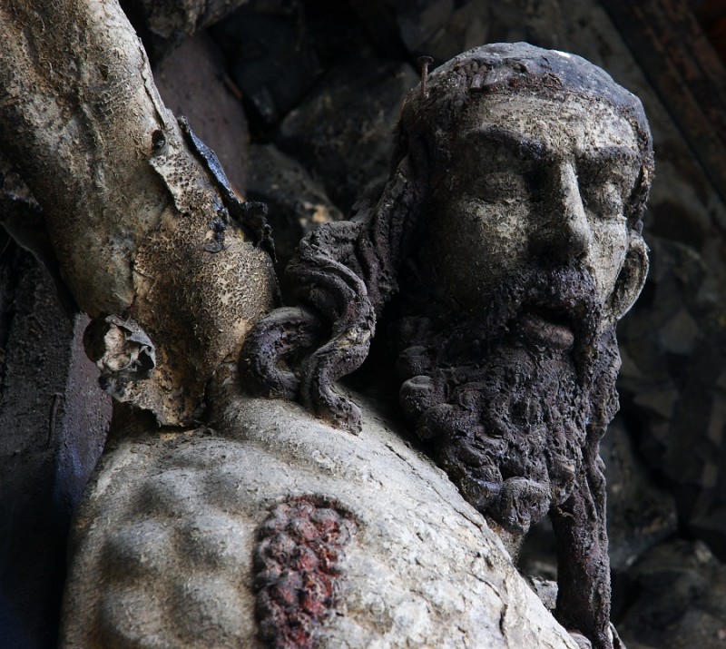 Fragment figury Chrystusa, przed konserwacją